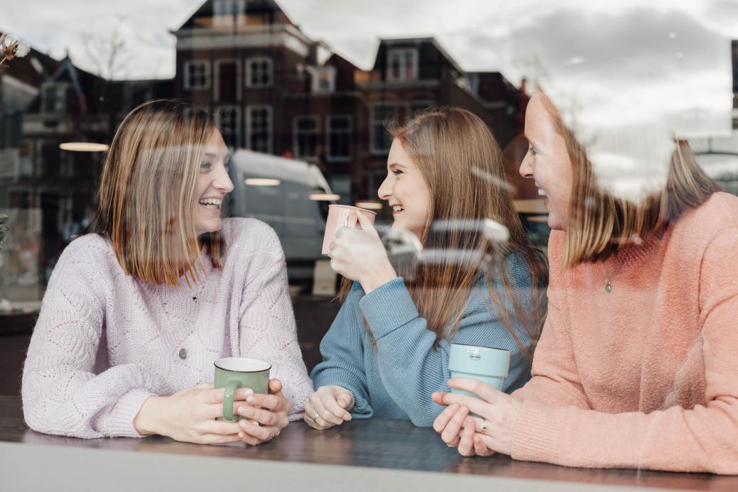 Drie dames met koffie